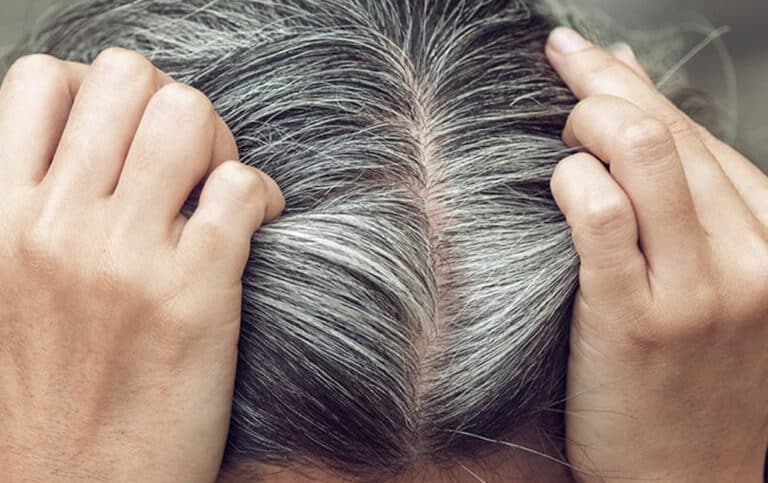 Αντίστροφο balayage: Η νέα τάση στις ανταύγειες που κρύβει τέλεια τα γκρίζα μαλλιά