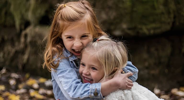 Ψυχολόγος του Χάρβαρντ: Τα 7 πράγματα που πρέπει να κάνουν οι γονείς για να μεγαλώσουν έξυπνα και ανθεκτικά παιδιά