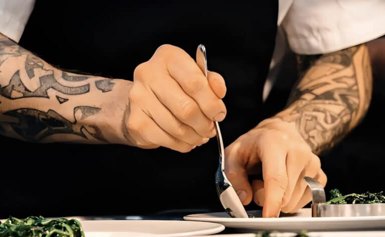 Χειροπέδες σε γνωστό τηλεοπτικό σεφ για χρέη 1,3 εκατ. ευρώ στο Δημόσιο – Αuτός είναι