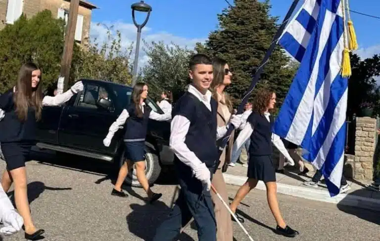 «Είμαι 1,60 αλλά χθες ένιωσα πιο ψηλή και από τον Αντετοκούνμπο», λέει η μητέρα του τυφλού σημαιοφόρου στο Αγρίνιο