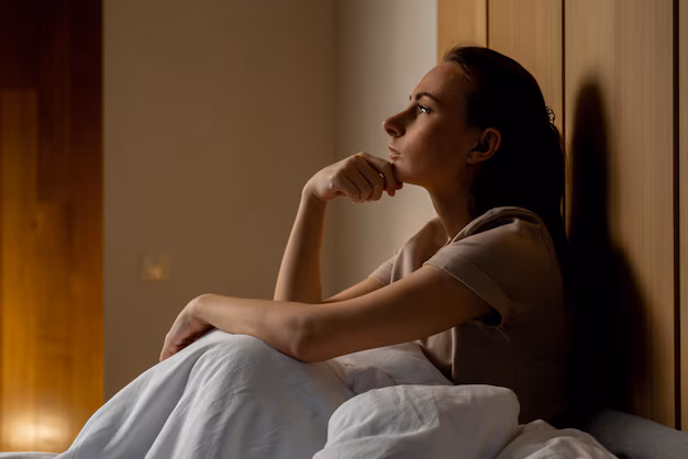 10 ουσιαστικές αλήθειες για τη γυναικεία συναισθηματική στέρηση: Πέρα από την απλή σωματική έλλειψη 4 unhappy woman thinking about problems sitting bed bedroom alone disappointed young woman feeling lonely sad suffering from bad relationship breakup divorce 353017 1654