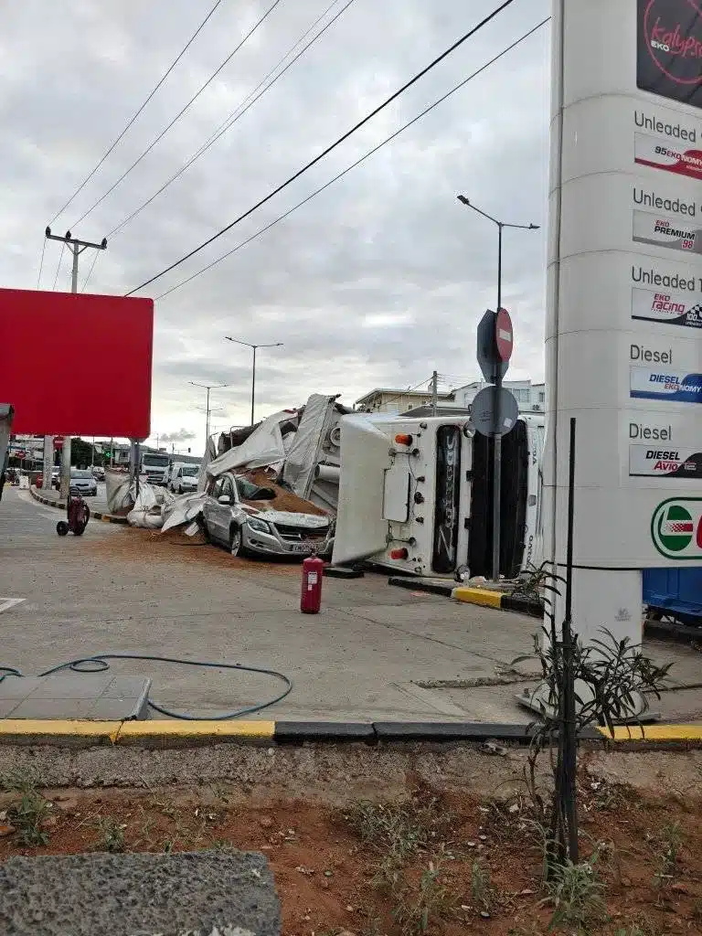 Τρομακτικό τροχαίο σήμερα στη χώρα μας - Νταλίκα ντελαπάρισε και «έλιωσε» αυτοκίνητο 9 vari ntelaparise ntalika ix 29 10 25 1.jpg