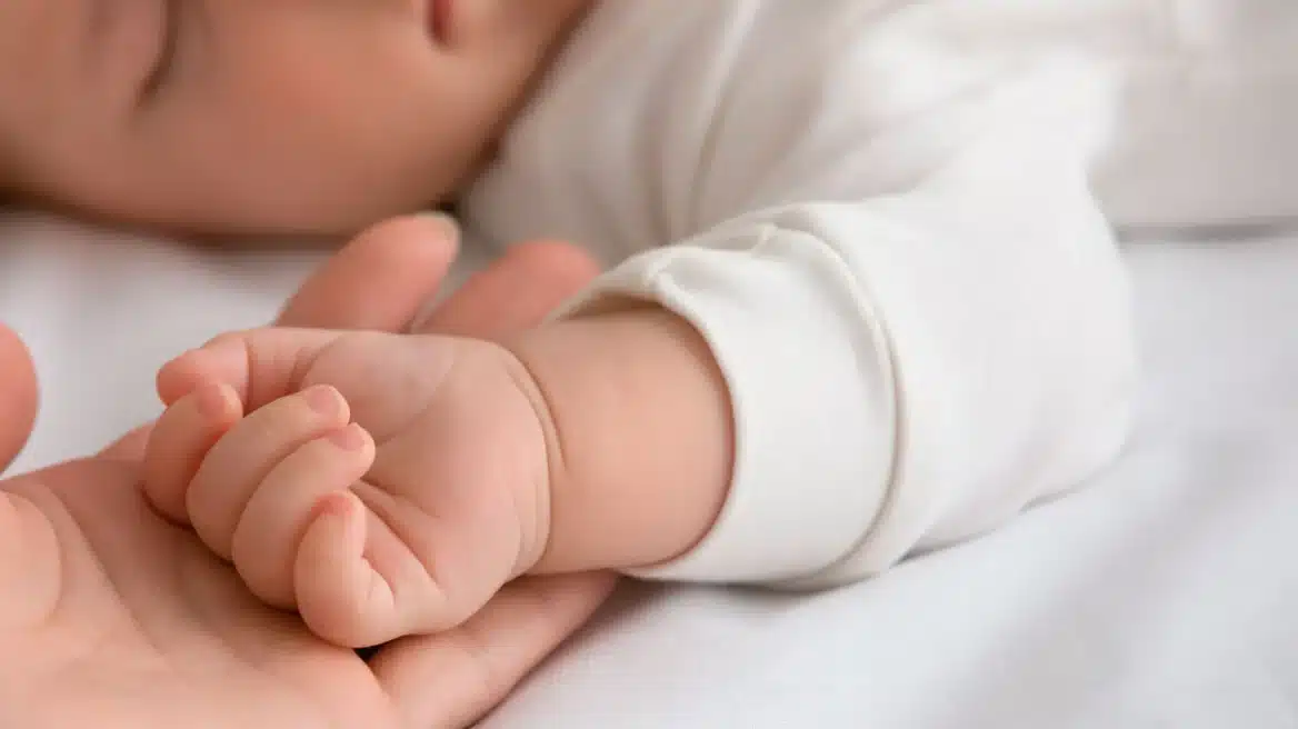 Βρέφος 18 μηνών διασωληνωμένο στο πανεπιστημιακό νοσοκομείο Λάρισας- Φέρει εγκαύματα από καυτό λάδι 3 vrefos