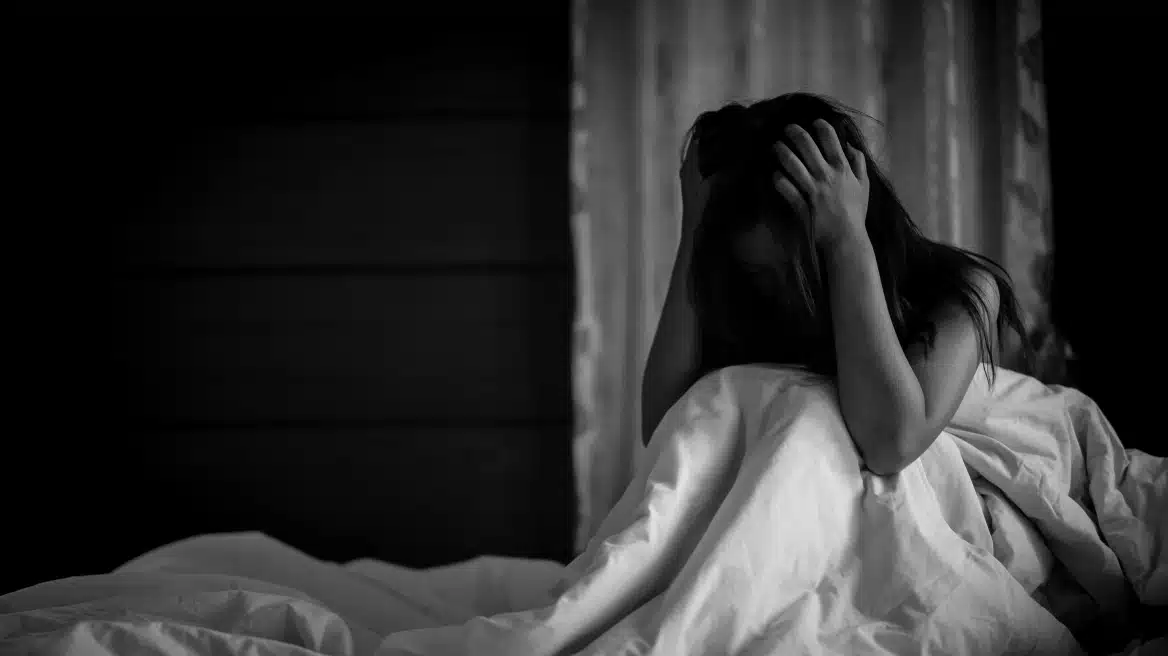 Φpiκη: Την βiαζε και εκείνη τον αγκάλιασε επειδή νόμιζε πως ήταν ο σύντροφός της που κοιμόταν δίπλα 3 woman bed