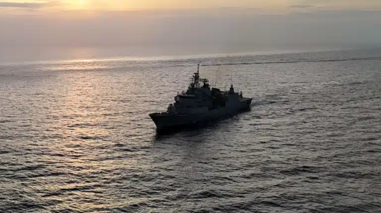 Η ελληνική φρεγάτα «Σπέτσαι» έσπευσε και διέσωσε πλήρωμα σε φλεγόμενο δεξαμενόπλοιο ανοικτά της Υεμένης