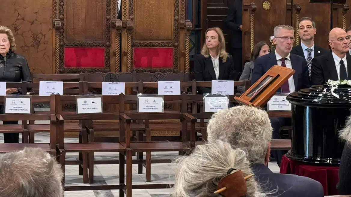 Θλίψη με τις άδειες καρέκλες στη κηδεία του Διονύση Σαββόπουλου - Δεν πήγε κανένας τους 1 xrwma karekles