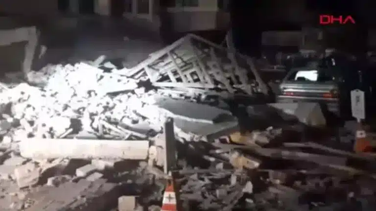 Σοκ στην Τουρκία από τον δυνατό σεισμό –  Κτίρια κατέρρευσαν και υπέστησαν σοβαρές ζημιές