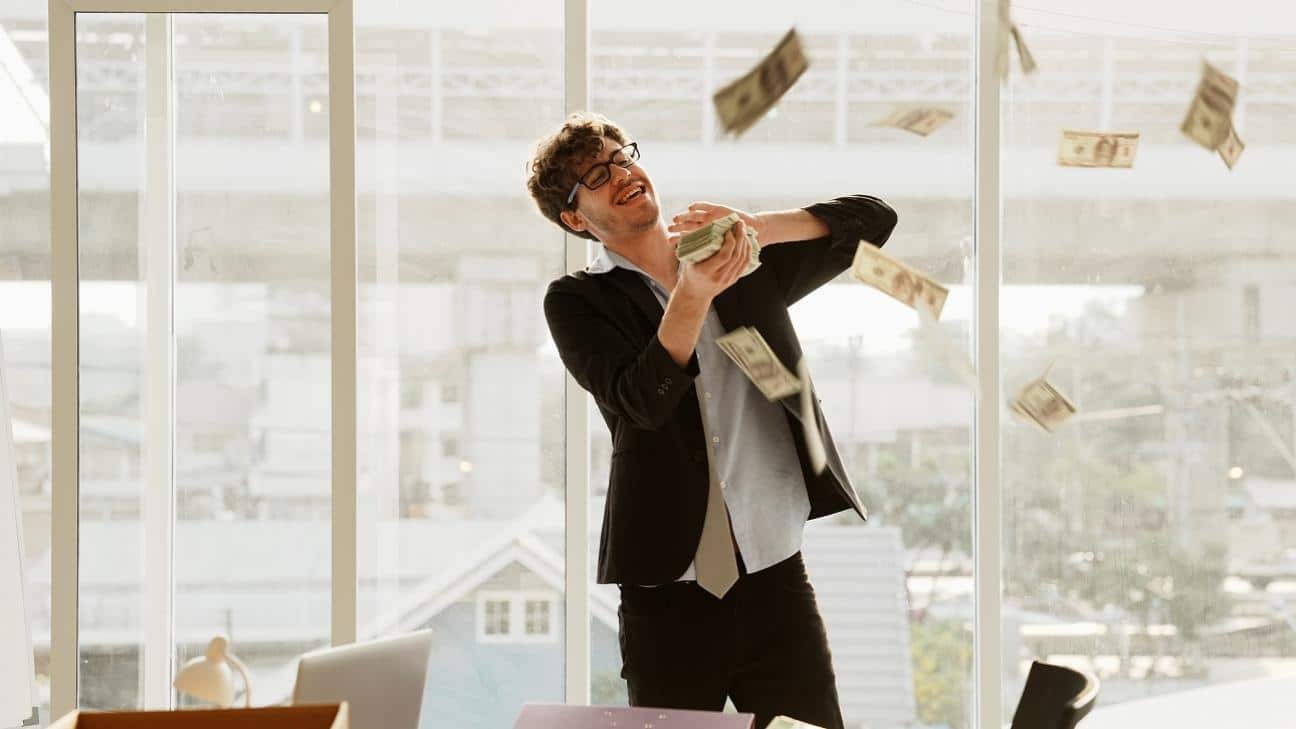 Τέσσερα ζώδια που το σύμπαν φαίνεται να ευνοεί οικονομικά μέχρι το 2030 - Θα αποκτήσουν περιουσία 1 zodia plousioi