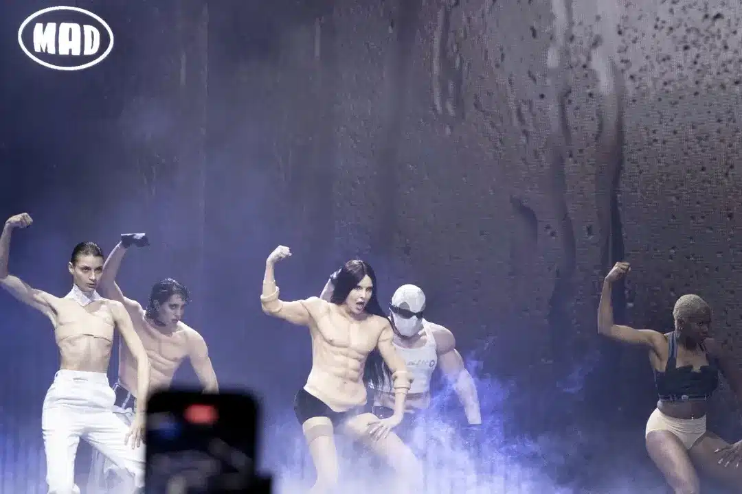 Σόκαρε η Τάμτα: Εμφανίστηκε με ανδρικό στέρνο - «Θέλω να νιώθουν άβολα» 2 1 10