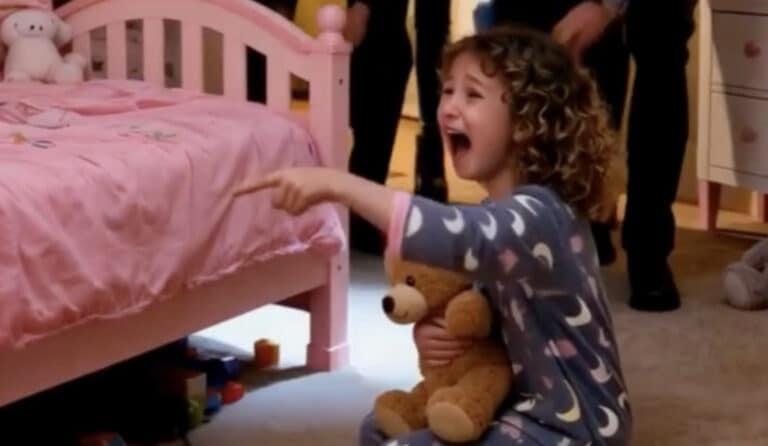 Ένα 5χρονο κοριτσάκι κάλεσε το 100 ψιθυρίζοντας: «Κάποιος είναι κάτω από το κρεβάτι μου» — μέχρι που οι αστυνομικοί κοίταξαν από κάτω και ανακάλυψαν το Aδιανόητο