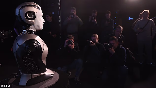 To πρώτο ρωσικό ανθρωποειδές ρομπότ κατέρρευσε λίγα μόλις δευτερόλεπτα μετά την εντυπωσιακή παρουσίασή στη Μόσχα 5 103837487 15286075 organizers said the fall was due to lighting and calibration com a 41 1763001849993 1