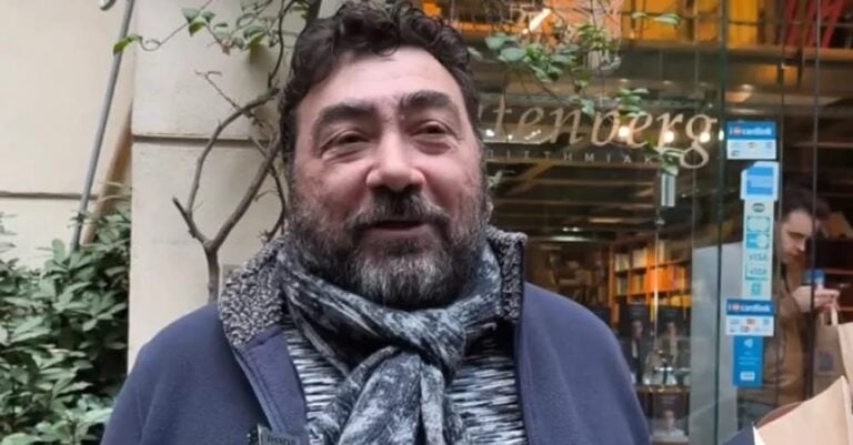 Ο πρώτος που αγόρασε την «Ιθάκη» του Τσίπρα: «Ηρθα από τα Τρίκαλα πρωί πρωί να πάρω το βιβλίο»