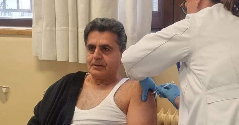 Χαμός με άντρα στην Καστοριά που έκανε την 7η δόση του εμβολίου για τον κορωνοϊό