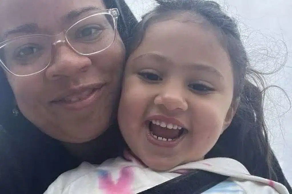 Πιτ Μπουλ επιτέθηκε σε 4χρονη - Της «έσκισε» το πρόσωπο - Σκληρές εικόνες 2 2 girl 4 left eating through a syringe after pitbull took her face off while walking with mom