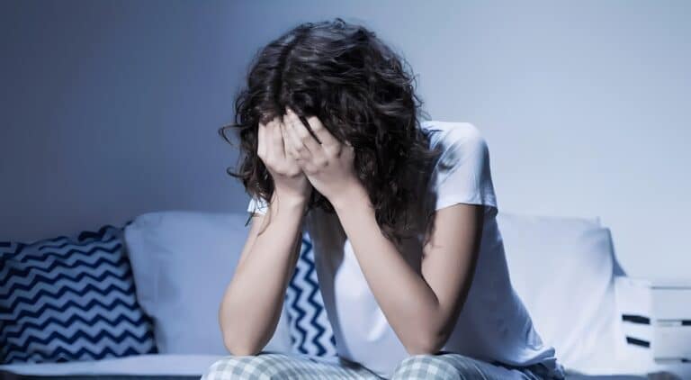Γιατί ξυπνάτε μέσα στη νύχτα και πώς να το διορθώσετε