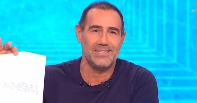 Πρεμιέρα για το Ράδιο Αρβύλα: «Τα πράγματα είναι πολύ πολύ χειρότερα απ’ ότι τα αφήσαμε» – Τα πρώτα λόγια του Αντώνη Κανάκη