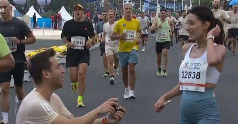 42ος Αυθεντικός Μαραθώνιος 2025: Έκανε πρόταση γάμου στη σύντροφό του και αποθεώθηκε από τον κόσμο