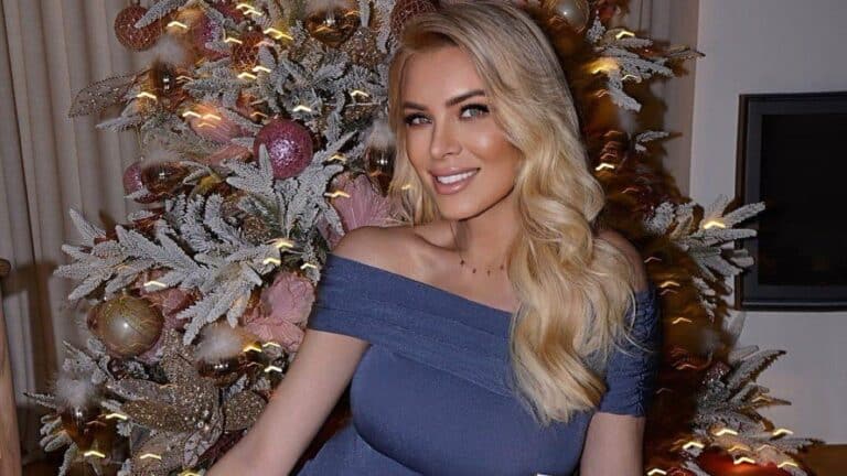 Η Κατερίνα Καινούργιου δείχνει για πρώτη φορά τη φουσκωμένη κοιλίτσα της μπροστά στο χριστουγεννιάτικο δέντρο