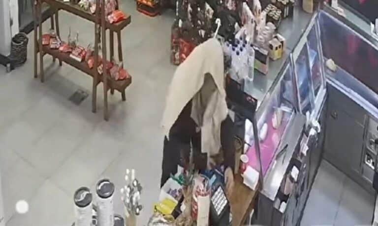 Ηλεία: Πήγε να ληστέψει καφετέρια με κατσαβίδι και… πετσέτα στο κεφάλι