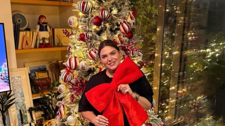 Μπάρκα: Στόλισε το σπίτι της – Η βαφτισιμιά της ανέβηκε στην κορυφή του δέντρου