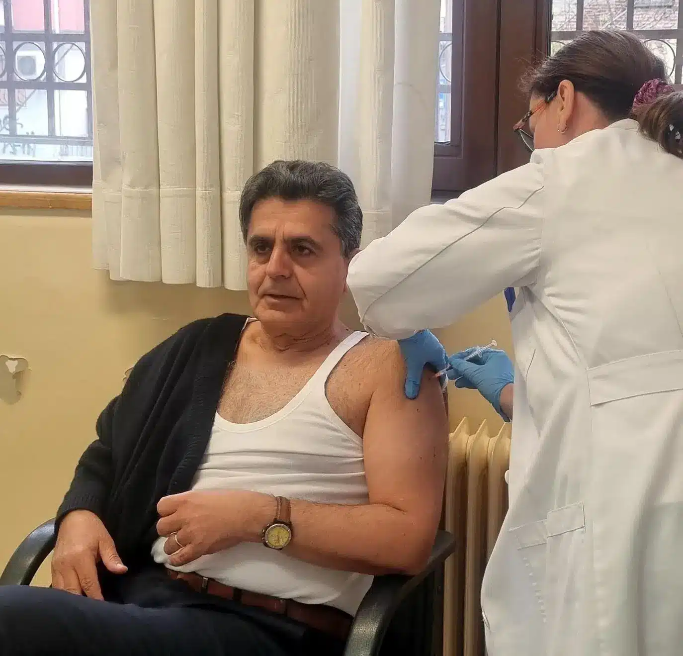 Χαμός με άντρα στην Καστοριά που έκανε την 7η δόση του εμβολίου για τον κορωνοϊό 1 589405333 2108115583260342 1200918589964980941 n.jpg