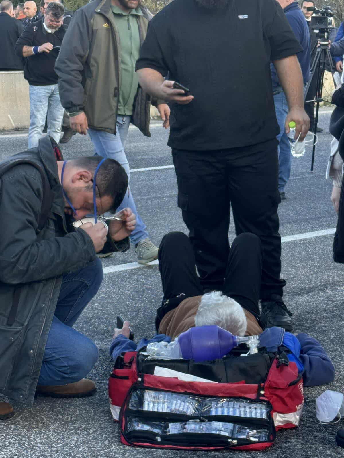 Λάρισα: Αγροτοσυνδικαλιστής καταγγέλλει αστυνομική βία – «Μου έσπασαν τα πλευρά, με έπιασαν από τον λαιμό» 19 589411182 834567339330034 2831513309390993812 n antigrafi