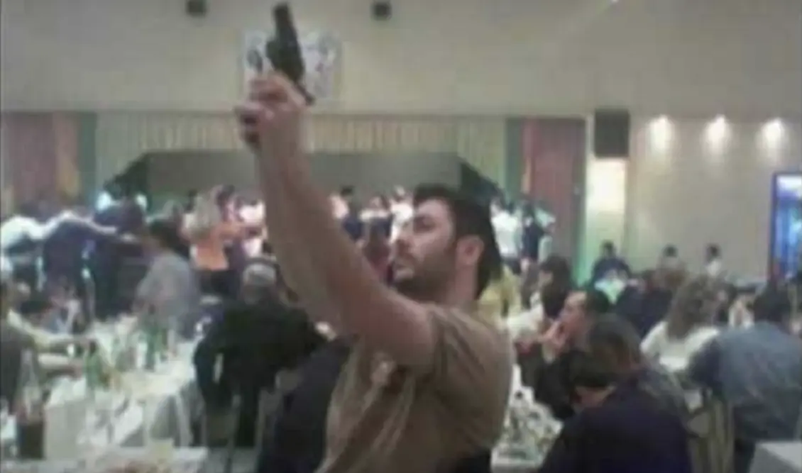 «Συναγερμός» στο ΠΑΣΟΚ για εικόνα του Ανδρουλάκη με όπλο από την εποχή που ήταν φοιτητής 2 androulakis oplo fake apokries