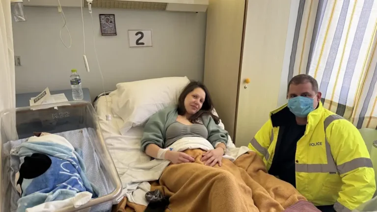 Περιπολικό μετέφερε ετοιμόγεννη που εγκλωβίστηκε στον αυτοκινητόδρομο λόγω της κακοκαιρίας – Έφερε στον κόσμο ένα υγιέστατο αγοράκι