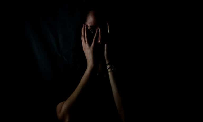 Κολωνός: Χτυπούσε συστηματικά την ανάπηρη κόρη του – «Σκοτώνουν το παιδί μου», φώναζε η μητέρα