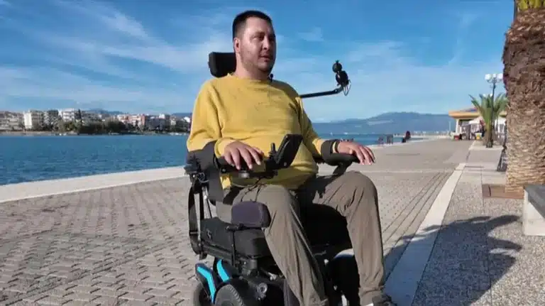 «Κατάλαβα εξ αρχής ότι παρέλυσα – Ο Θεός δεν είναι τιμωρός»: Συγκινεί ο Γιάννης Δαμιανός που βούτηξε για τον Σταυρό και καθηλώθηκε στο αναπηρικό αμαξίδιο