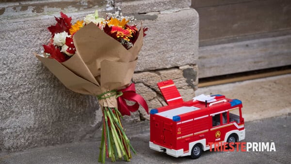 fiori lasciati davanti alla casa di muggia foto triesteprima