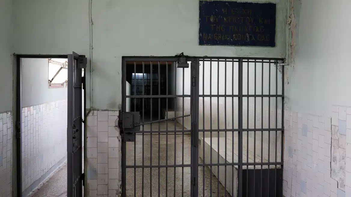 Σοκ σε πασίγνωστες φυλακές της Ελλάδας - Κρατούμενος ξύπνησε και είδε το πeος από συγκρατούμενο στο στόμα του 1 fulaki