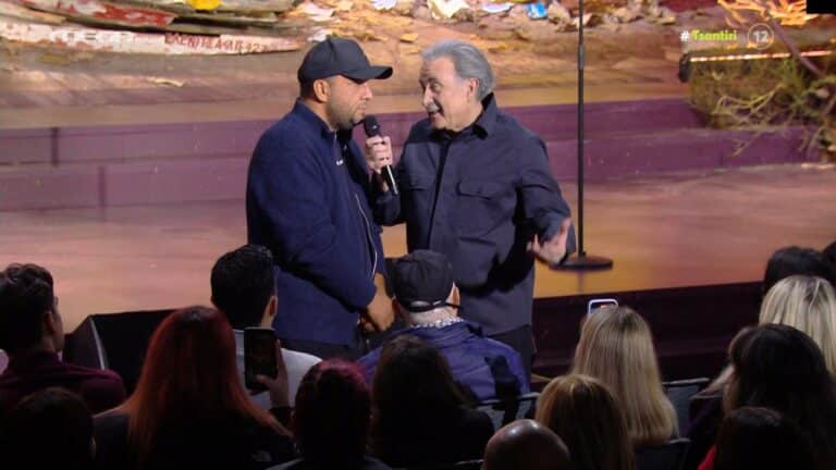 Αλ Τσαντίρι Νιούζ: Συγκινητικές στιγμές στην σκηνή με τον Πάνο Ρούτσι και τον Λάκη Λαζόπουλο – «Μου στερήσαν το παιδί μου και θα παλέψω μέχρι τέλους»