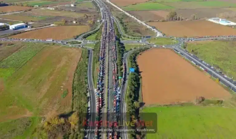 Συγκλονιστικό βίντεο από ψηλά: Το μεγάλο αγροτικό μπλόκο της Καρδίτσας στον Ε65