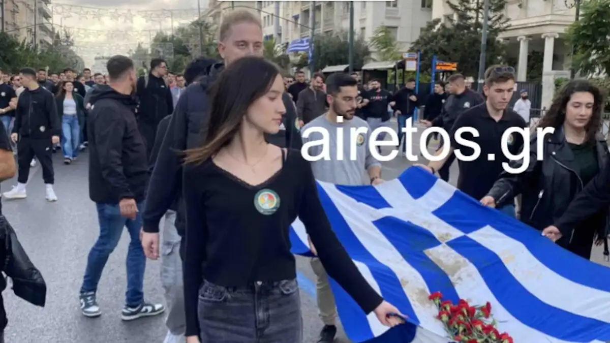 Πολυτεχνείο: Η κόρη της Φώφης Γεννηματά στην κεφαλή με την αιματοβαμμένη σημαία 3 kori fofi gennimata polutexneio 1200x675 1
