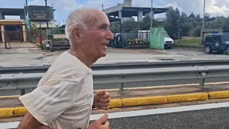 O υπέροχος κύριος Πλούταρχος έτρεξε 42 χλμ. για… πλάκα στα 89 του χρόνια