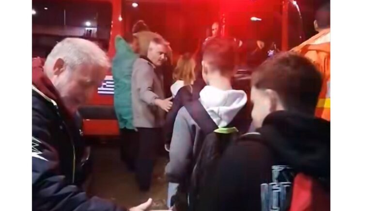 Aπίστευτες εικόνες από τη Βόνιτσα – Με πυροσβεστικό όχημα έφυγαν μαθητές