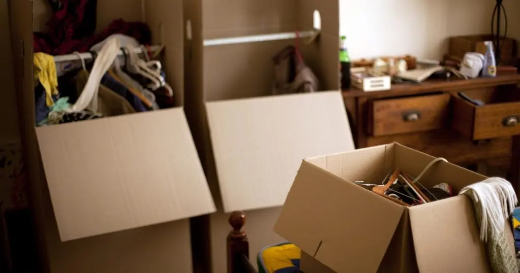 Όταν ένα μέλος της οικογένειας φεύγει από τη ζωή, ΜΗΝ ΚΡΑΤΑΤΕ αυτά τα 4 αντικείμενα 4 moving boxes 1024x538 1