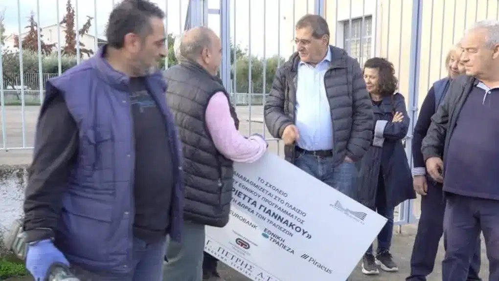 «Συντρίβουν τον λαό» - Ο Πελετίδης ξήλωσε πινακίδες τραπεζών από σχολεία 2 peletidis 1020.jpg