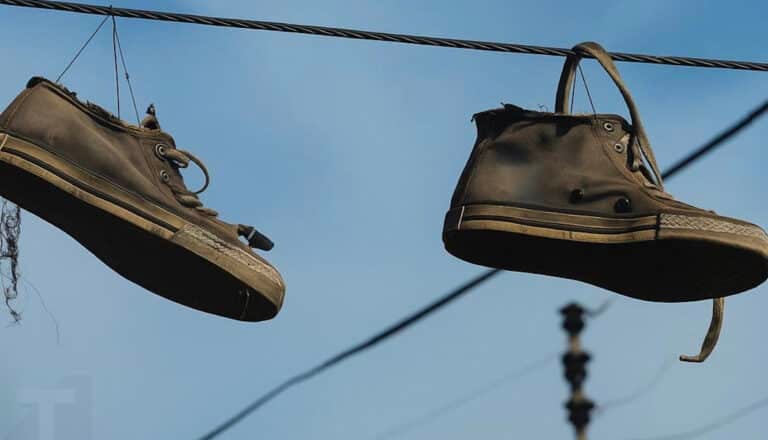 Το νόημα πίσω από τα παπούτσια που κρέμονται στα καλώδια του ρεύματος – Τι σημαίνει πραγματικά;
