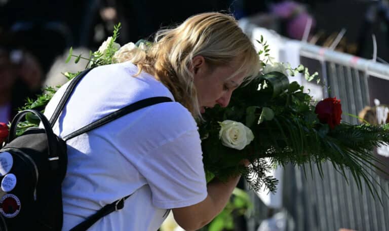 Σερβία: Μητέρα θύματος της τραγωδίας στο Νόβι Σαντ ξεκινά απεργία πείνας έξω από το κοινοβούλιο – Ζητά δικαιοσύνη για τον θάνατο του παιδιού της