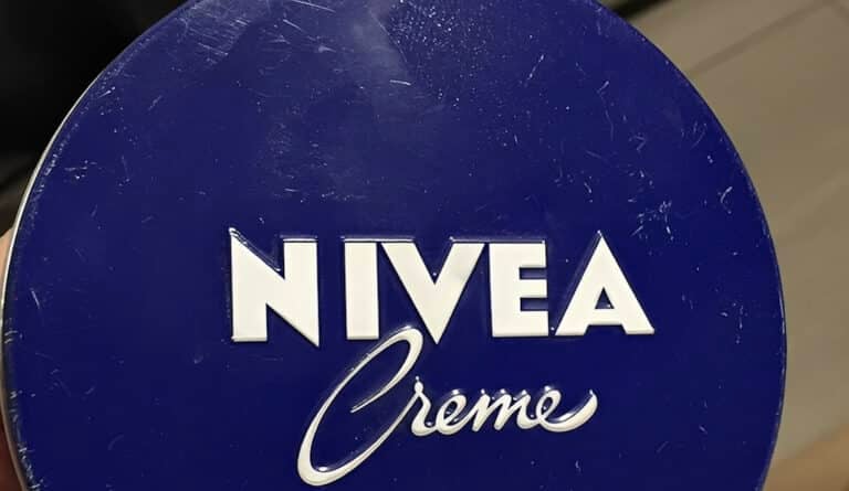 Η κλασική μπλε Nivea έχει 9 απρόσμενες χρήσεις – Πέρα από την ενυδάτωση