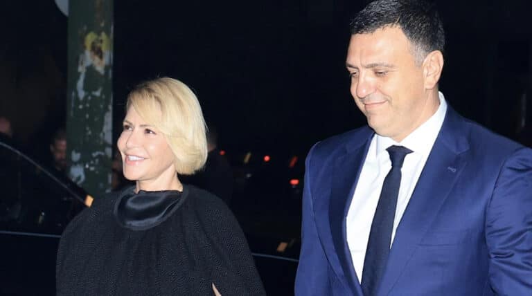 Όλοι την κοιτούσαν στα πόδια: Η Τζένη Μπαλατσινού στο πλευρού του συζύγου της φορώντας τις γόβες που τρέχουν όλες να αγοράσουν 