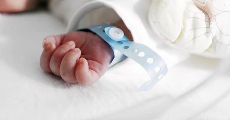 Προωράκι γεννήθηκε αναίσθητο σε ασθενοφόρο – Το έσωσε το πλήρωμα του ΕΚΑΒ