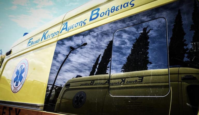 Αδιανόητο περιστατικό: Ρομά κάλεσαν για πλάκα ασθενοφόρο και το έσπασαν πετώντας πέτρες