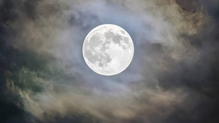 Αυτά είναι τα 4 ζώδια που θα αναστατώσει η αποψινή Πανσέληνος στον Ταύρο