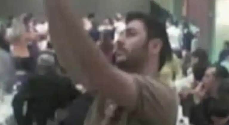 «Συναγερμός» στο ΠΑΣΟΚ για εικόνα του Ανδρουλάκη με όπλο από την εποχή που ήταν φοιτητής