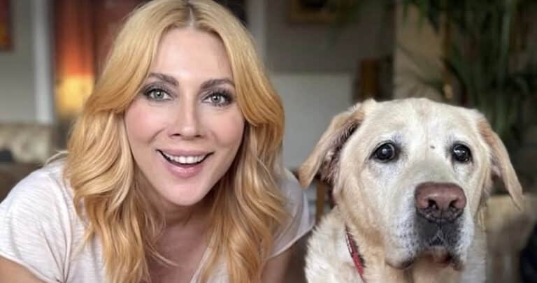 «Βαριακούει, κοιμάται βαθιά… Έκλεισε τα 14, να του πούμε όλοι χρόνια πολλά» – Η Σμαράγδα Καρύδη φωτογραφίζεται με τον Γιάννη σε ίδιες πόζες