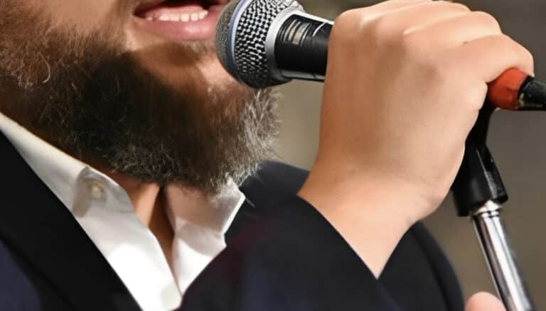 AYΤΟΣ ΕΙΝΑΙ Ο ΕΛΛΗΝΑΣ ΤΕΝΟΡΟΣ ΠΟΥ ΣΑΚΑΤΕΨΕ ΣΤΟ ΞΥΛΟ ΤΟ 15ΧΡΟΝΟ ΠΑΙΔΙ – EIXE ΣΠΑΣΕΙ ΣΤΟ ΞΥΛΟ ΚΑΙ ΤΗΝ ΓΥΝΑΙΚΑ ΤΟΥ