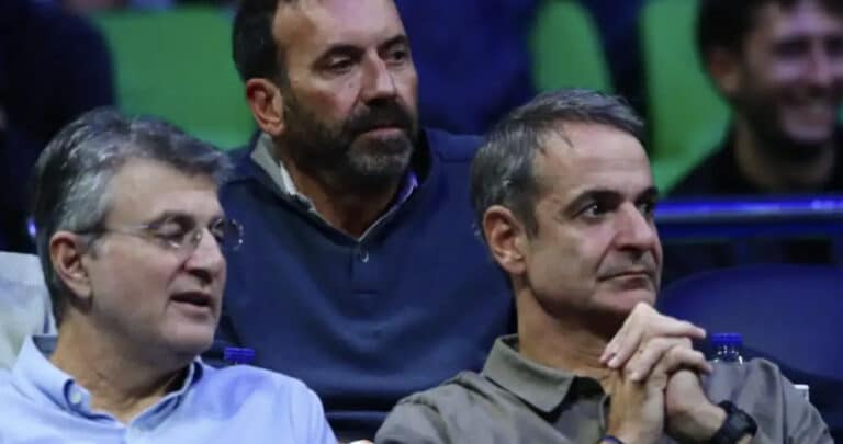 Ο Κυριάκος Μητσοτάκης παρακολουθεί τον τελικό του Τζόκοβιτς με τον Μουζέτι